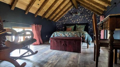 - une chambre avec un lit et du parquet dans l'établissement Le Cottage et la Tiny des Cartes - 2 maisons, à LʼÎle Bouchard