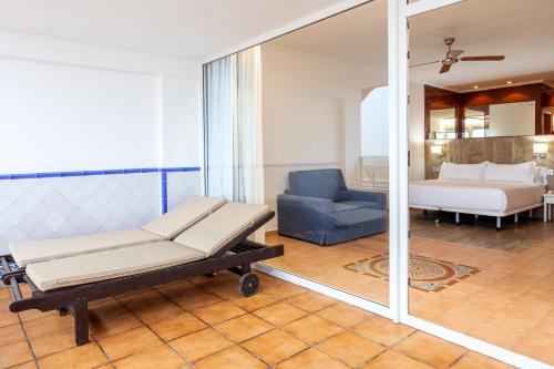 a hospital room with a bed and a couch at Playasol in Roquetas de Mar