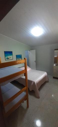 1 dormitorio con 1 cama en una habitación en Casa Amarelinha, en Morro de São Paulo