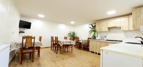 kuchnia i jadalnia ze stołem i krzesłami w obiekcie Gutsulska Oselya w Jaremczach