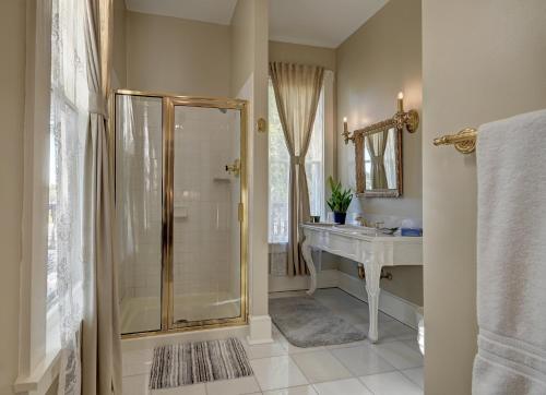 een badkamer met een douche en een wastafel bij Prairie Guest House in Fishers