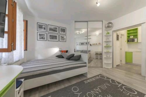 een slaapkamer met een groot bed en een keuken bij Gornji grad Apartman in Zagreb