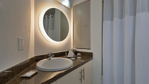 a bathroom with a sink and a mirror at Hotel Arya BW Premier Collection in Miami
