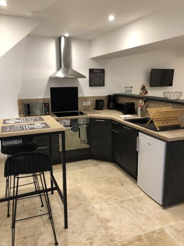 kuchnia z blatem, stołem i kuchenką w obiekcie Gite Le petit Relais w mieście Mer