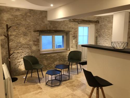 una sala de espera con sillas y un mostrador en Gite Le petit Relais, en Mer