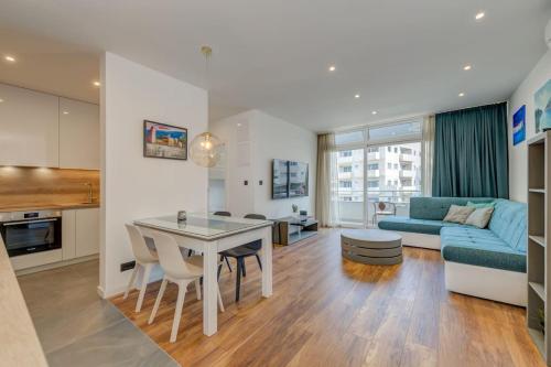 Il comprend une cuisine et un salon avec une table et un canapé. dans l'établissement City East Apartment, à Split