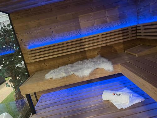 uma sauna com 2 toalhas brancas num piso de madeira em Die Herberge am Lautenberg Bad Loipersdorf em Loipersdorf bei Fürstenfeld