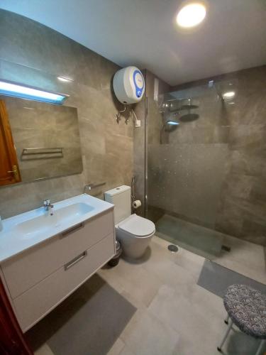 y baño con aseo, ducha y lavamanos. en alojamientosmomi3, en Corralejo