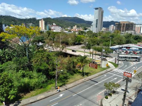 a view of a city street with a bus at Apartamento ao lado da Vila Germânica in Blumenau