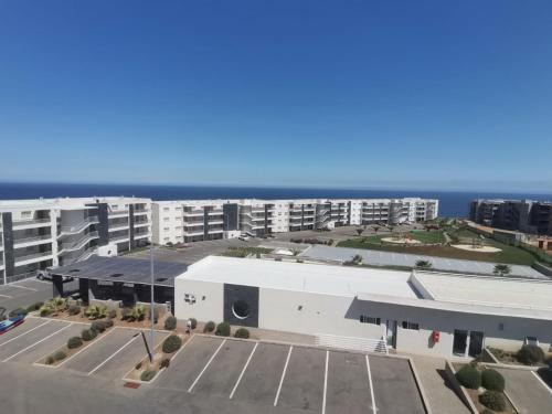 una vista aérea de un aparcamiento frente a un edificio en Departamento Vacacional Algarrobo-Yeco, en Yeco