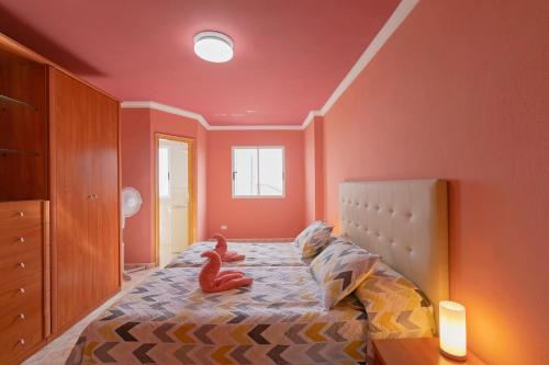 Un dormitorio con una cama con un juguete. en clemente house,private pool, en Arafo
