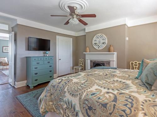 Schlafzimmer mit einem Bett und einem Deckenventilator in der Unterkunft Southern Belle Skyline in Savannah