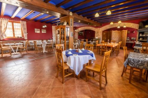 Hotel Puerta Sepúlveda في سيبولفيدا: غرفة طعام مع طاولة وكراسي