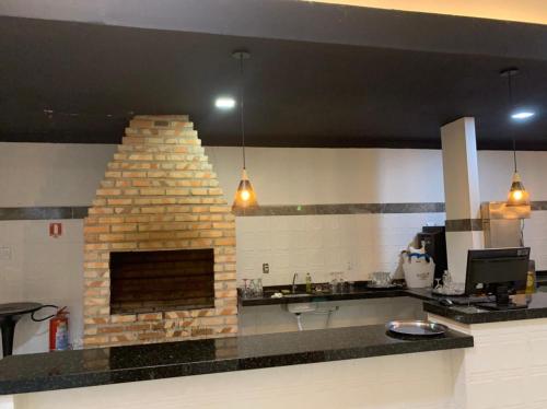 une cuisine avec une cheminée en briques dans une cuisine dans l'établissement TODDES EXCLUSIVE RESORT, à Paragominas