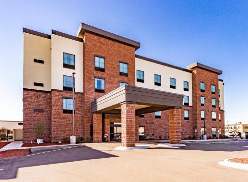 um grande edifício de tijolos com um toldo num parque de estacionamento em Cobblestone Hotel & Suites - Superior Duluth em Superior