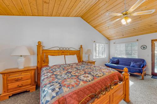 Un dormitorio con una cama y un ventilador de techo. en Escape to Yosemite, en Groveland