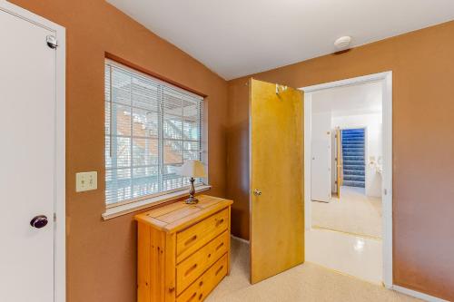 Habitación con tocador de madera, ventana y puerta en Escape to Yosemite, en Groveland