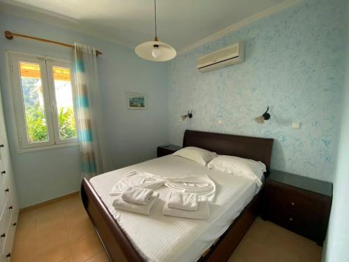 Posteľ alebo postele v izbe v ubytovaní Corfu Glyfada Beach Apartment 86