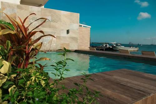 Bazén v ubytování Bartolome Oceanfront Suites nebo v jeho okolí