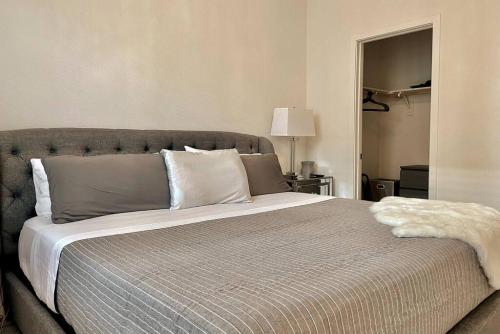 una camera da letto con un grande letto con cuscini di Mills SACRAMENTO TOWNHOUSE NEAR DOWNTOWN a Sacramento