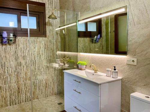a bathroom with a sink and a mirror at Casa nueva en Vigo con Jacuzzi y chimenea in Pontevedra