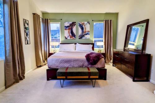 um quarto com uma cama, uma cómoda e janelas em King Bed Quiet Home on Cul-de-Sac Hiking Trails em Roseville