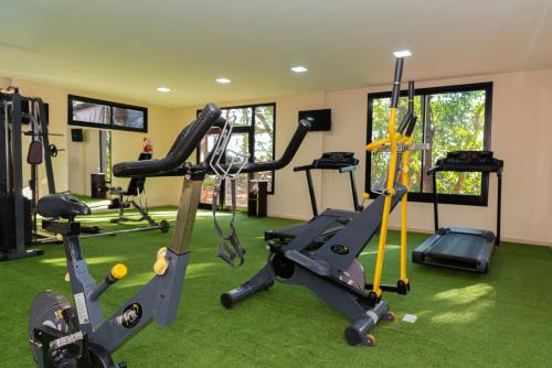 una palestra con tapis roulant e macchine in una stanza di Village Cataratas a Puerto Iguazú