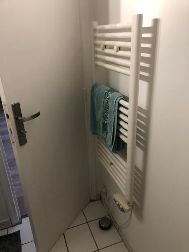 een badkamer met een radiator en een handdoekenrek bij Joli studio centre-ville Draguignan in Draguignan