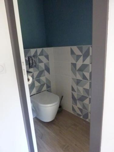 a small bathroom with a toilet in a room at Maison rénovée dans le bocage Normand avec jacuzzi in Canisy