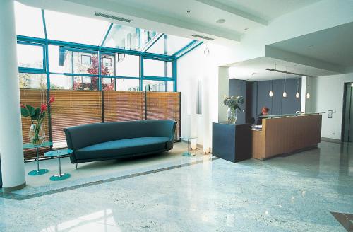 a lobby with a couch and a desk in a building at Seeresidenz Alte Post in Seeshaupt