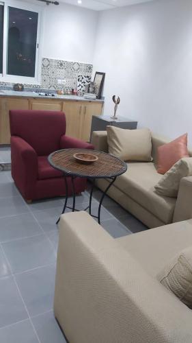 sala de estar con sofá y mesa en RESIDENCE BENKIRANE, en Fez
