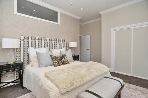 Un dormitorio con una cama grande y una ventana en Kaiapoi Luxury Accommodation 1 - Bookahome, en Kaiapoi
