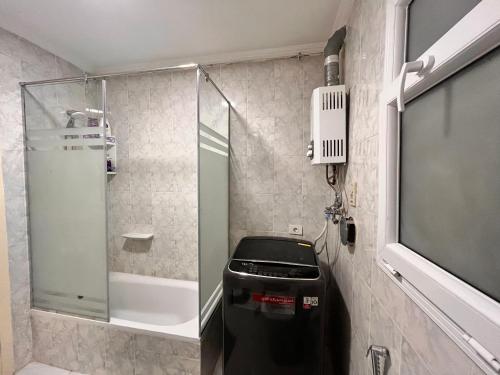 uma casa de banho com um chuveiro e um caixote do lixo em Luxury Inn 3BR Amazing view in Madinaty B2 em Madinaty