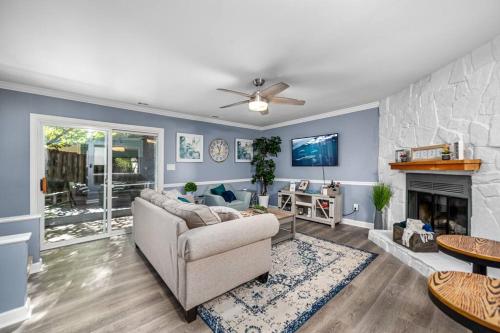 Χώρος καθιστικού στο Cozy End Unit Townhouse 1 Mile from Downtown Cary
