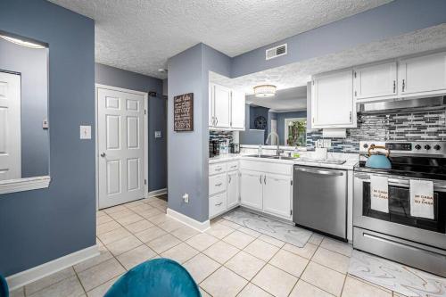 Η κουζίνα ή μικρή κουζίνα στο Cozy End Unit Townhouse 1 Mile from Downtown Cary