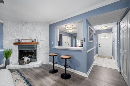 Η κουζίνα ή μικρή κουζίνα στο Cozy End Unit Townhouse 1 Mile from Downtown Cary