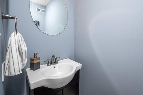 Ένα μπάνιο στο Cozy End Unit Townhouse 1 Mile from Downtown Cary