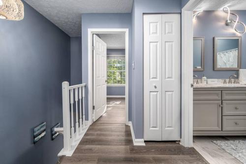 Φωτογραφία από το άλμπουμ του Cozy End Unit Townhouse 1 Mile from Downtown Cary σε Cary