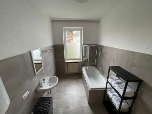 łazienka z umywalką, wanną i toaletą w obiekcie Rent a Room Amstetten w mieście Amstetten