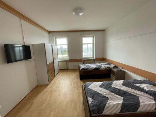 Pokój z 2 łóżkami i telewizorem z płaskim ekranem w obiekcie Rent a Room Amstetten w mieście Amstetten