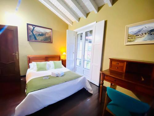 Uma cama ou camas num quarto em María Bonita Chalet Villa independiente con piscina y amplio jardín