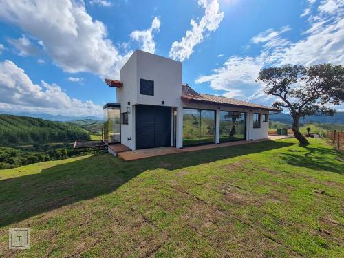 イタンヤンドゥにあるSolarium Mantiqueira - Conforto e vistas incríveisの丘の上の家 眺望あり