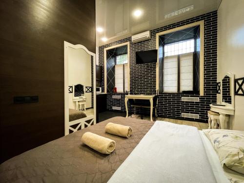 Schlafzimmer mit einem Bett, einem Waschbecken und einem Spiegel in der Unterkunft Gerda - 1-комн. Студия в Центре in Krementschuk