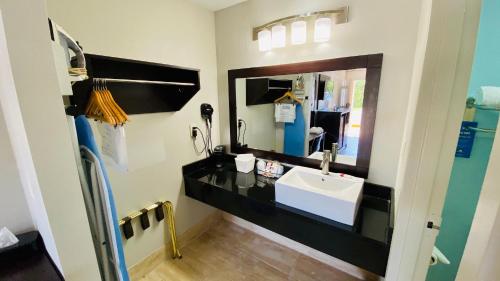 La salle de bains est pourvue d'un lavabo et d'un miroir. dans l'établissement Days Inn by Wyndham Maysville Kentucky, à Maysville