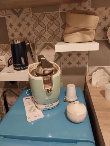 blat kuchenny z mikserem na niebieskim stole w obiekcie Fra&Fra's home nel cuore del centro storico di Napoli w mieście Neapol