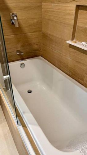 a white bath tub in a small bathroom at CONDO DE LUJO EN PLAYA ZONA DORADA CAMINO AL MAR in Mazatlán