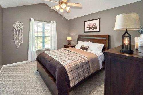 um quarto com uma cama e uma ventoinha de tecto em Willow Trace Retreat 5 miles from Dollywood em Sevierville
