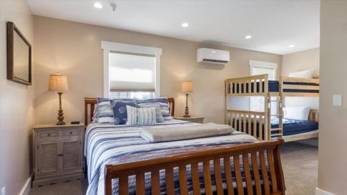 1 Schlafzimmer mit 1 Bett und 2 Etagenbetten in der Unterkunft Teton Crest Apartment in Driggs