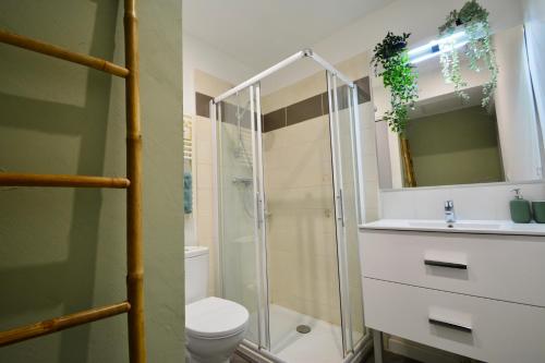 y baño con ducha, aseo y lavamanos. en Le Limoni - Climatisé avec Patio privatif, en Brignoles