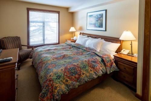 - une chambre avec un lit et un bureau avec un téléphone dans l'établissement 3205 - Two Bedroom Standard Powderhorn Lodge condo, à Solitude